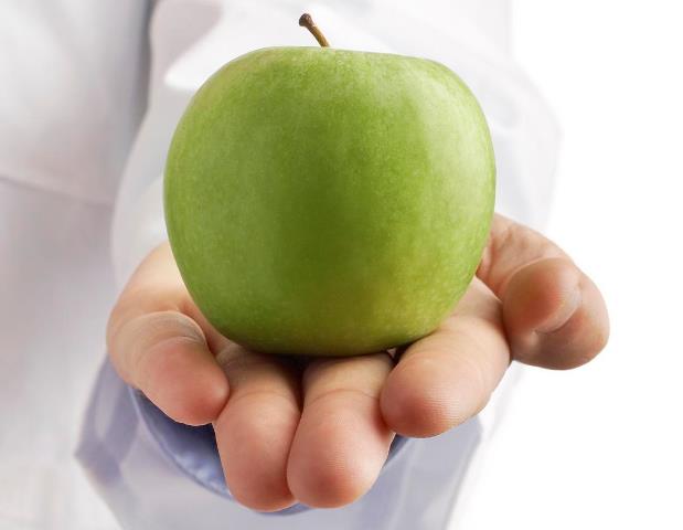 doctor-con-manzana-verde-en-la-mano